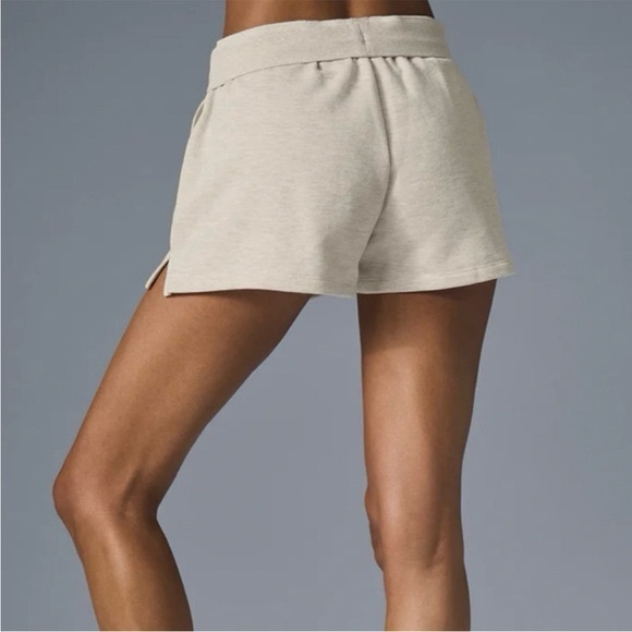 Alo Low Key Sweat Short in Oatmeal Heather Size Medium - Picture 4 of 10